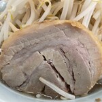 ラーメン もっけだの - 『ラーメン普通ニンニクヤサイマシマシ』の豚