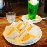 喫茶チロル - ハムタマゴサンド700円 クリームソーダ580円 セットで100円引き