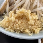 ラーメン もっけだの - 『ラーメン普通ニンニクヤサイマシマシ』のニンニク(セルフサービス)