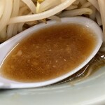 ラーメン もっけだの - 『ラーメン普通ニンニクヤサイマシマシ』のスープ