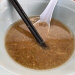 ラーメン もっけだの - 『ラーメン普通ニンニクヤサイマシマシ』のスープ