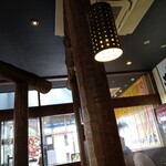 横浜家系ラーメン 吉岡家 鳥取店 - 洒落た店内の天井。