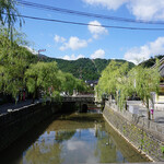 まつや旅館 - 大谿川からロープウェーを望む