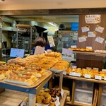 リュヌシアン - 店内にはズラリとパンが並んでいる。どれもこれもお安い！