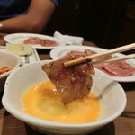 焼肉 鶯谷園 - 溶き卵につけて