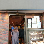 焼肉 鶯谷園 - 続々と焼肉魔女の入場