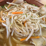 一楽ラーメン - 味噌チャーシューメンのチャーシューをスープに沈めて保温しています。