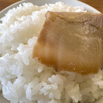 一楽ラーメン - 味噌チャーシューメンのチャーシューをスープで保温後にごはんと食べると最高です！トロトロ！