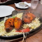 Asian Dining & Bar SAPANA - タンドリーチキン。下のたっぷり野菜が灼熱鉄板でジュージュー