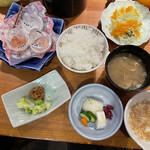 豚笑 - サラダも豚汁も漬物も、どれも美味しい