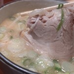 北海道ラーメンとカレー すずや - 溢れてしまうので、別盛のスープとその中にチャーシューが(220811)