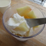 ウッドベリーズ - ヨーグルトアイスと白桃のコラボ