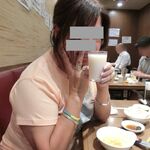 焼肉 鶯谷園 - マッコリを飲む“焼肉魔女”