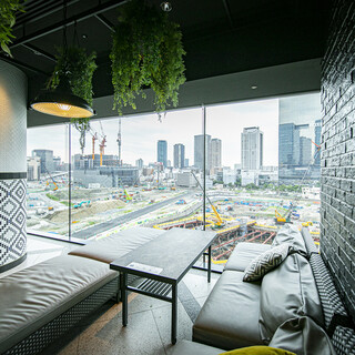 ウメキタフロアの落ち着いたオープンなバルスタイルで愉しむ