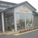 ベルハウス - 駐車場から