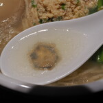 真鯛らーめん 麺魚 - スープ。ほとんど透明