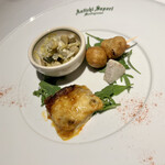 アンティキ・サポーリ - 前菜：ナスとパルミジャーノチーズのオープン焼き、自家製ツナとアンティチョーク、ペットレ、カジキマグロの自家製燻製