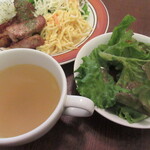 小さな街の食堂 cafe MISTY - サラダまたはドリンクから選べて、サラダにしました。スープはデフォルトで付きます