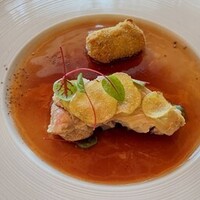 銀座 シェ・トモ - 宮崎県産森林鶏もも肉のコンフィ夏トリフ風味のポテトコロッケ添え
                      黒胡椒風味の赤ワインソースと共に