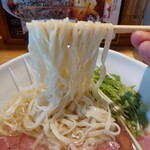 からみそラーメン ふくろう - 太めの平打ち麺