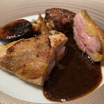 モノリス - フランス産ホロホロ鶏胸肉、もも肉のローストフォアグラのポワレ、カリフォルニア産黒イチヂクのキャラメリゼ、ソースペリグルディーヌ