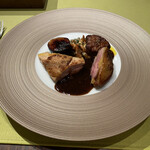 モノリス - ❽フランス産ホロホロ鶏胸肉、もも肉のローストフォアグラのポワレ、カリフォルニア産黒イチヂクのキャラメリゼ、ソースペリグルディーヌ