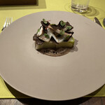 モノリス - ❻ポロネギのプレッセ、赤イカのグリエ、黒トリュフ