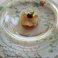 ミクニナゴヤ - ズワイ蟹とトマトのムース、枝豆、キャビアのセルクル仕立て、ガスパチョのジュレ和えミント風味