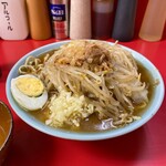 Ramen Fujimaru - 麺少な目280g チョイヤサイ、チョイアブラ、ニンニクスクナメ　生卵付き