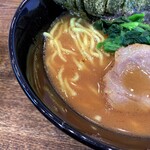 麺家 GOOD LUCK - ほどよい豚骨感と、醤油のキレがあるスープ。