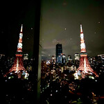 SkyBar&Dining Stellar Garden - 壁面のミラーに映るシンメトリーなタワー