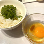 新宿麻辣湯 - めかぶと卵のめずらしい組み合わせ。ただの醤油ではあまり合わない気がいたしますが、特製タレで良い感じにまとまっておりました。
