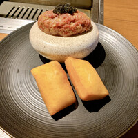 焼肉うしごろ 表参道店 - 厳選和牛のタルタルユッケ
                    イタリアの揚げパン"ニョッコ・フリット"と共に