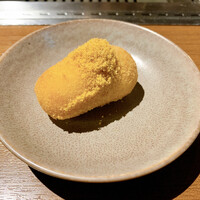 焼肉うしごろ 表参道店 - ずわい蟹のクリームコロッケ
                      カラスミ添え