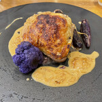 渡辺料理店 - 鶏肉のロースト。ボリューミー。ももと胸、部位の違いがまた味わいを変えて美味しい。