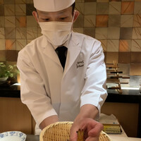 天ぷら 銀座おのでら 並木通り店 - 生きた海老を見せる料理長