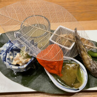 日本料理 e. - 八寸　白桃とシャインマスカット白和え、メヒカリ、　宮城のかみふうか枝豆、冬瓜のすりおろし（海老あん）、加茂ナスの青唐辛子、じゃがいもの南蛮漬け、イカの肝和え