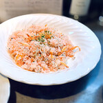 ゴメンネJIRO - ◎ 締めはコレ… 梅じそピラフ900円　火入れ抜群。梅の酸味と海老とちりめんじゃこのコクがいい感じです。