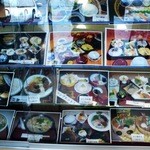 にし川 - ショーケースには料理紹介の写真がありました