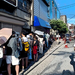 ゴメンネJIRO - ✽ 天満界隈… 裏ひろや（洋風居酒屋）の開店を待つ行列