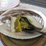 日本料理 TOBIUME - 肉厚鮑の下に、肝ソースのシャリ