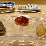 鮨 はしもと - 珍味三種 鮎のペースト・鱒の筋子・白海老に唐墨
      鮎を丸ごとペーストにした味は、鮎の苦味そのままに美味。
      鱒っこもシーズンラストだそうです。
      白海老に唐墨の組合せ、日本酒にぴったりです♪