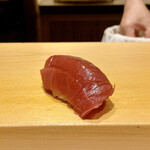 鮨 はしもと - 塩釜 鮪 赤身 120kg 巻網
      夏らしくさっぱりとして酸味も穏やか、身がしっとりとして良い味わいです♪