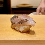 鮨 はしもと - 島根県 鯵
      種とシャリの間に、浅葱と生姜を入れて握られています。
      肉厚な鯵、脂ののりも申し分ありません！