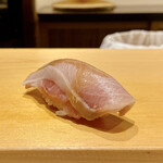 鮨 はしもと - 根室 鰤
      部位はハラスと中トロ辺り、寒鰤とは身質が異なり脂ものっていますがあっさりと上品です。
      