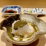 鮨 はしもと - 蒸し鮑の肝にシャリと肝ソース追いがけ 白イカ
      蒸し鮑のお皿にシャリをのせ更に白イカ、その上から肝ソースをたらり！
      よく混ぜていただけば、この上ない美味しさなのです♪