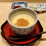 鮨 はしもと - 玉蜀黍の茶碗蒸し 馬糞ウニ 海苔
      玉蜀黍の甘みに馬糞ウニの甘さが重なりえもいわれぬ美味しさ、そこに海苔の風味が良いアクセントです♪