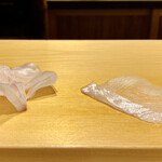 鮨 はしもと - お刺身 長崎県 クエ 8日寝かせ
      透き通る身に脂がテカテカと、脂がのり食感も良く旨味が強いです♪
      
      お刺身 気仙沼 マコガレイ
      こちらも負けじと食感の良さが素晴らしい！
      旨味と甘みがあります♪