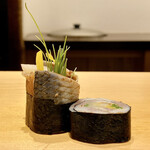 鮨 はしもと - 鰯の海苔巻き
      橋本さんの鰯の海苔巻きが美味しいのです！
      鰯の脂に酢で締めた酸味、たくあんのポリポリとした食感と甘み、そこに海苔の風味が加わり味わい最高なのですよ♪