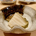 鮨 はしもと - 蒸し鮑
      弾き返す様な弾力と歯触りが秀逸。
      肝のコクと旨味と一緒に日本酒をちびりちびり、堪りませんね♪